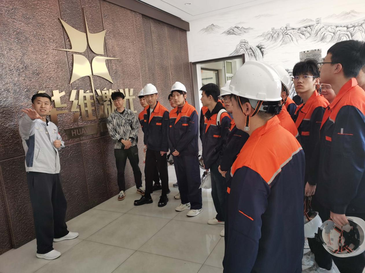 Professores e alunos da Universidade de Tecnologia de Shenyang visitaram a Huawei Laser Equipment Manufacturing Co., Ltd.