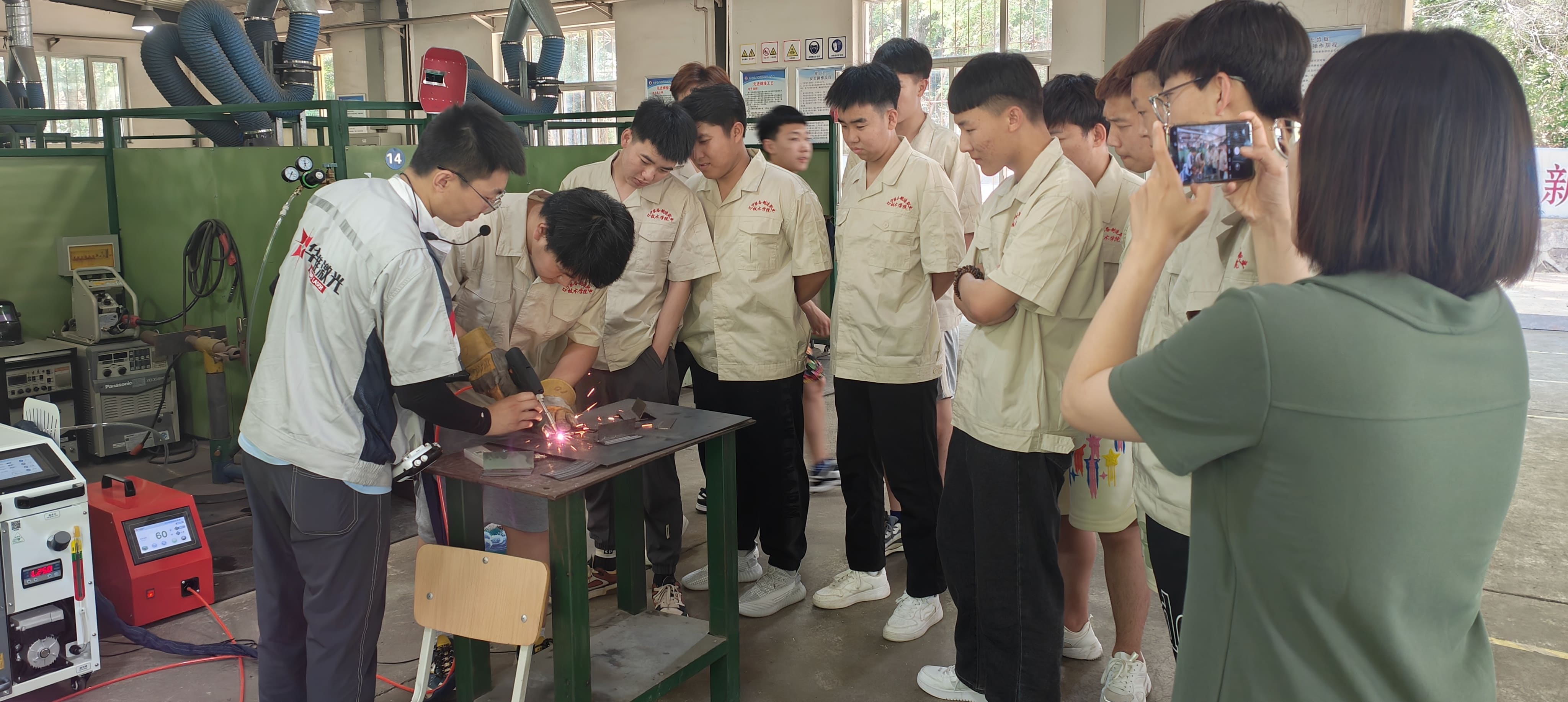 1500W Handheld Welds do Huawei Laser aumenta o treinamento de habilidades no Liaoning Tech College
